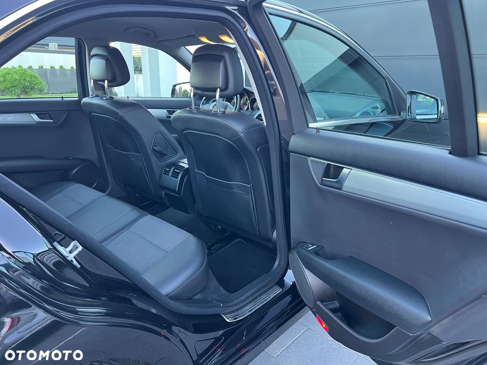 Mercedes-Benz Klasa C 180 CGI Automatik BlueEFFICIENCY Avantgarde - 16