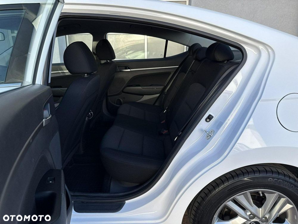 Hyundai Elantra 1.6 Comfort Premiere - 12