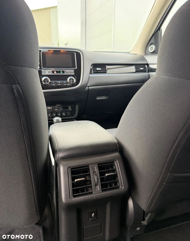 Mitsubishi Outlander 2.0 Instyle + 4WD CVT - 9