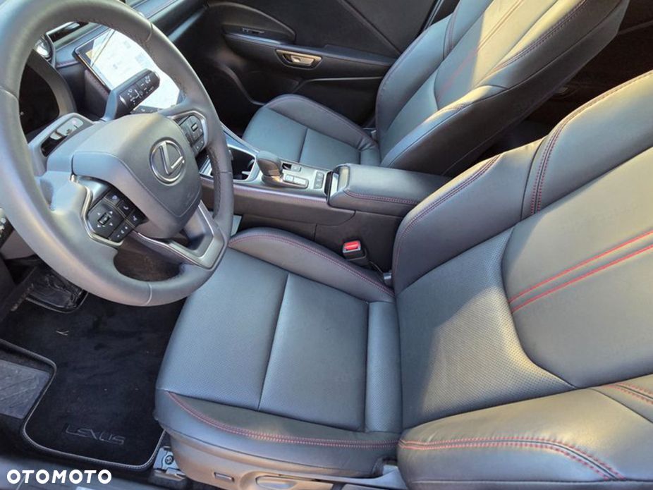 Lexus LBX - 6
