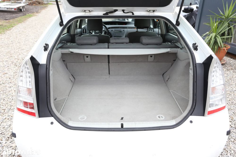 Toyota Prius (Hybrid) Sol - 17