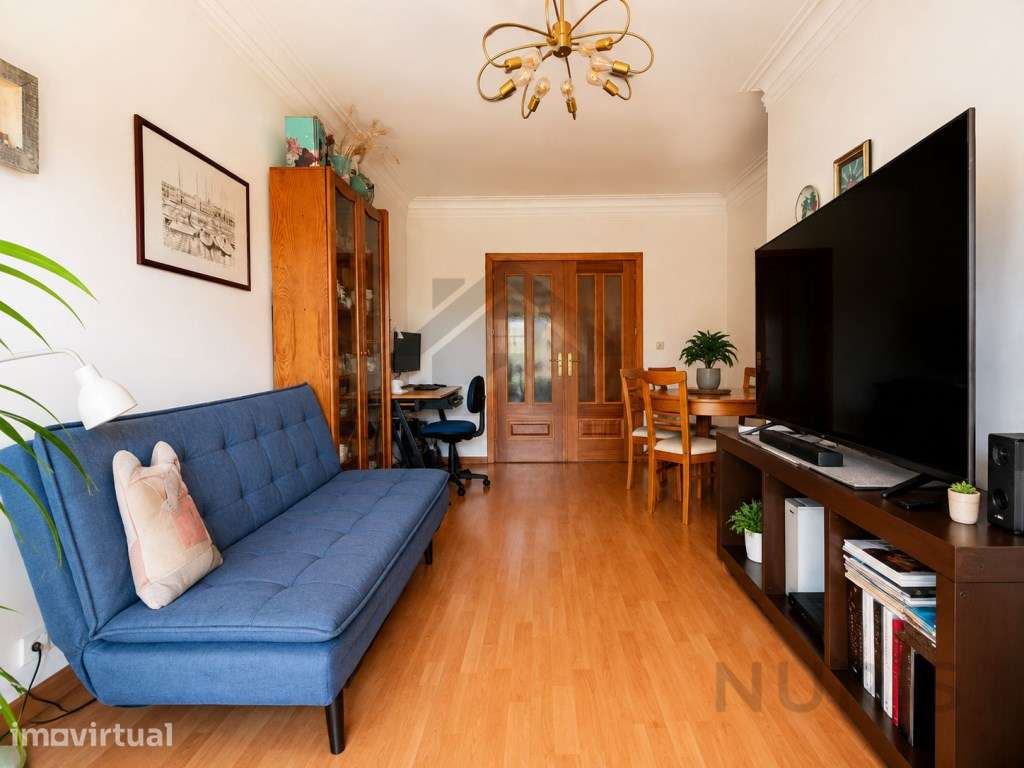 Apartamento T2 com Garagem para Venda em Santo António dos Cavaleiros - Grande imagem: 2/17