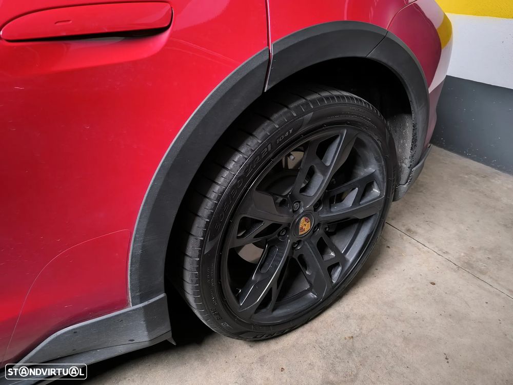 Porsche Taycan Cross Turismo 4 - 3