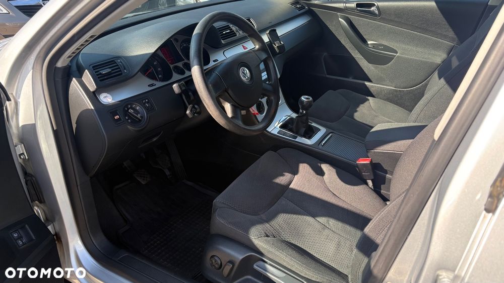 Volkswagen Passat 1.6 FSI Comfortline - 27