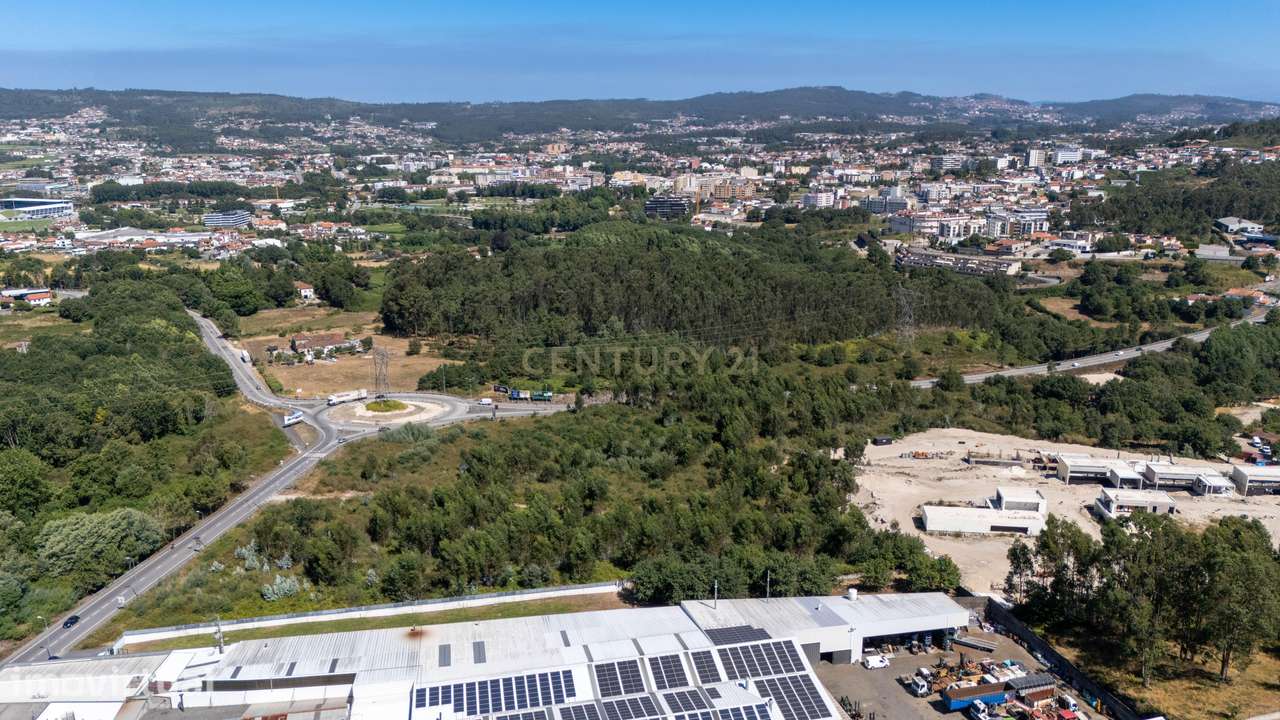 Terreno com PIP para 8 prédios e 12 moradias ou serviços - Grande imagem: 3/11