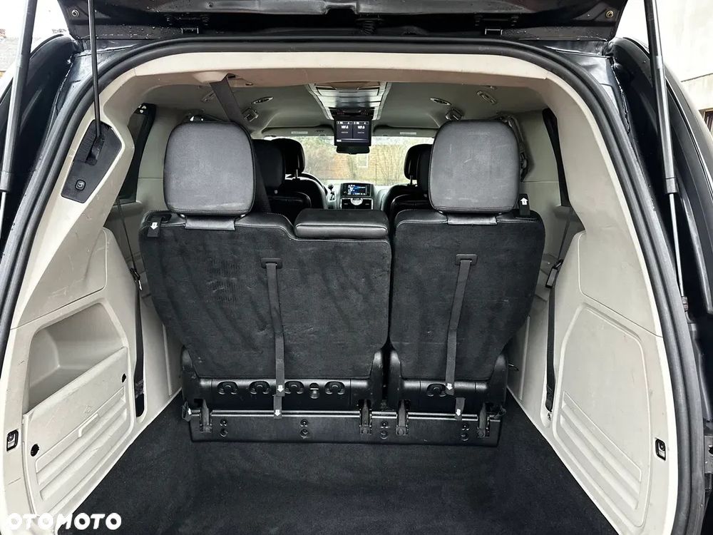 Chrysler Town & Country - 38