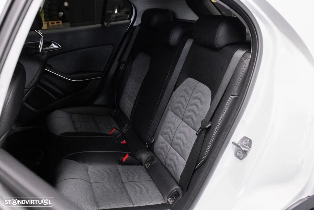Mercedes-Benz GLA 180 - 30