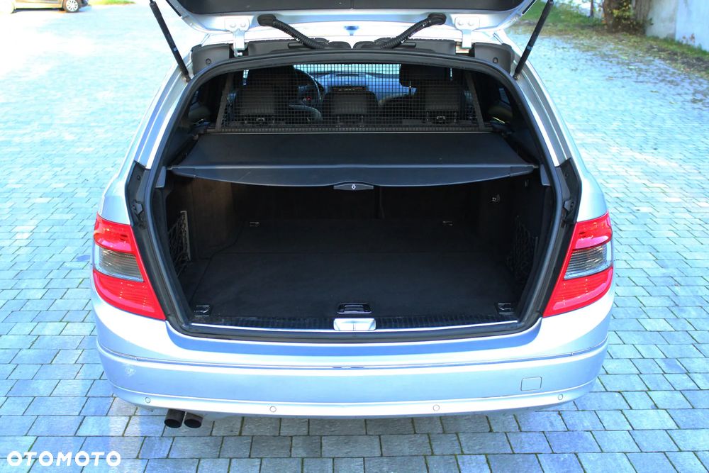 Mercedes-Benz Klasa C 180 T CGI Automatik BlueEFFICIENCY Avantgarde - 23