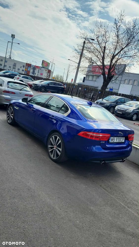 Jaguar XE 30t AWD Prestige - 4