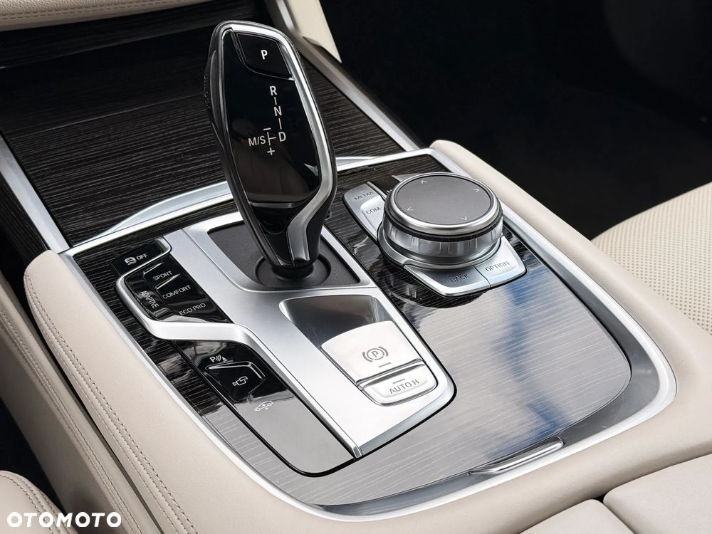 BMW Seria 7 750i xDrive - 24