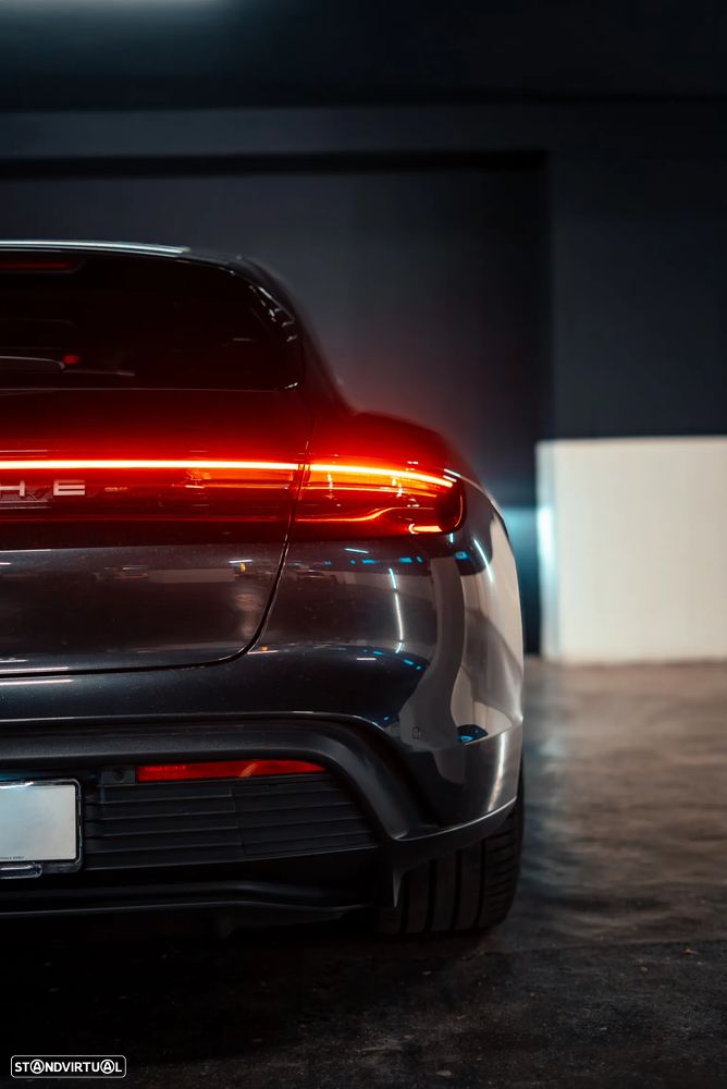 Porsche Taycan Sport Turismo - 18