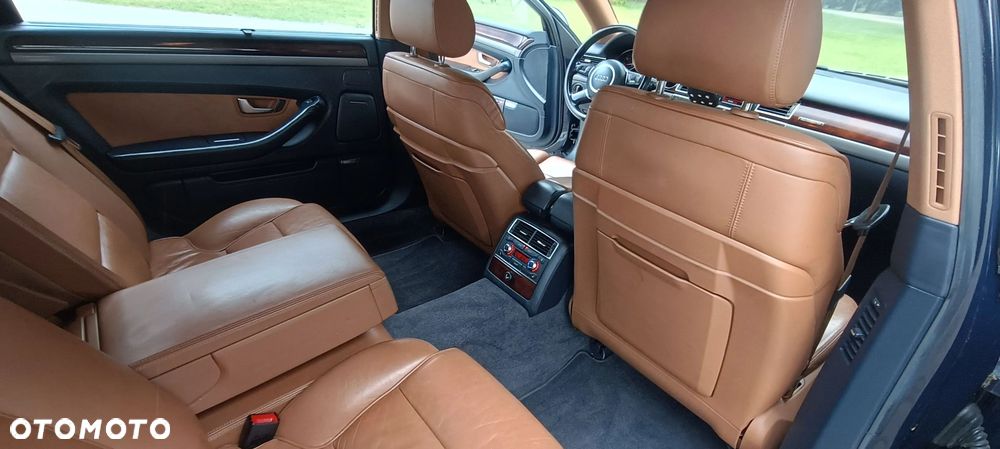 Audi A8 4.2 L Quattro - 25
