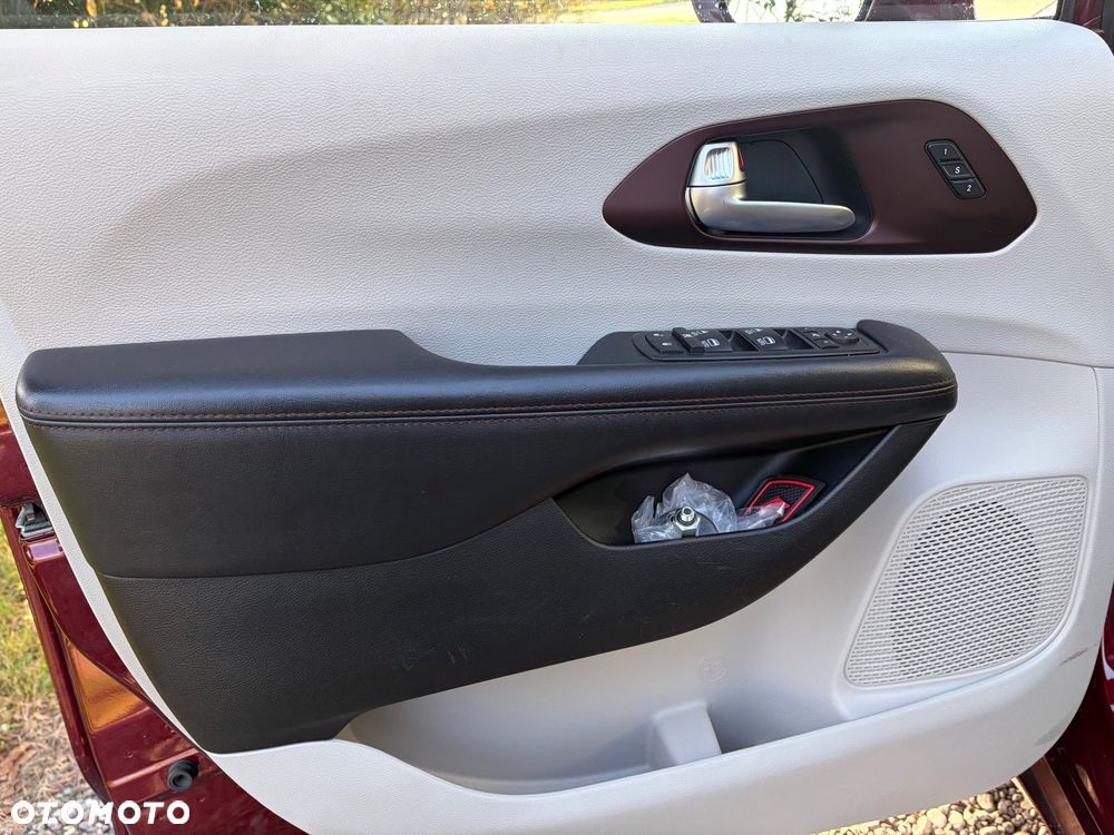 Chrysler Pacifica - 31