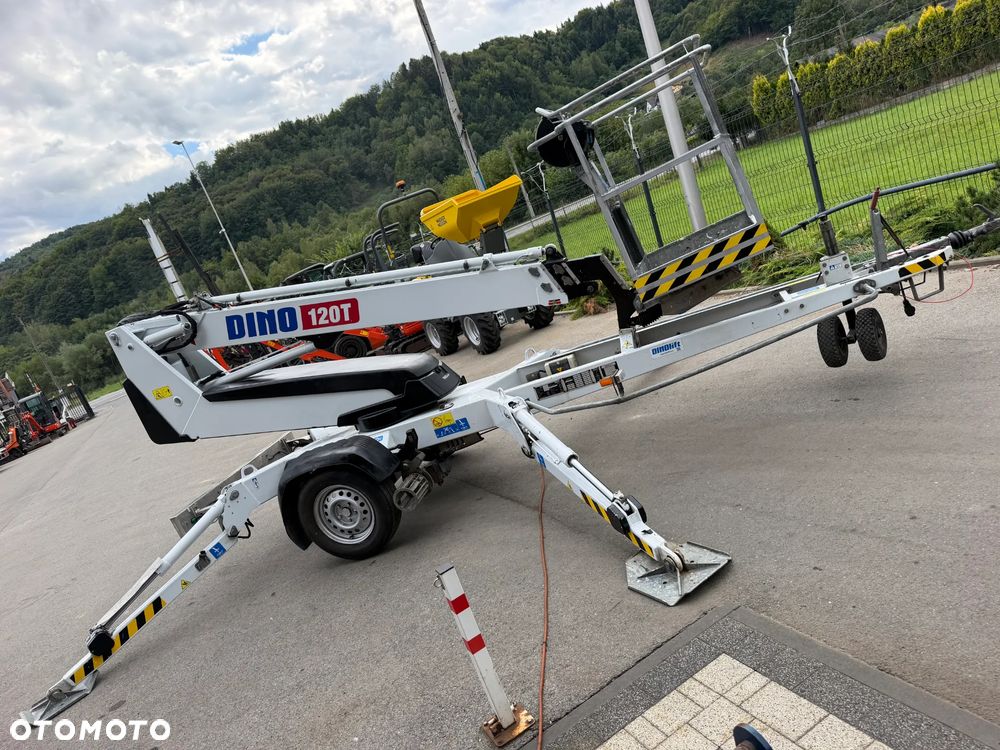 Nifty DINO 120T. Zwyżka koszowa 12 metrów wysuwana na raz. Podnośnik HDS. Napęd Hydrauliczny na dwa koła. Obraca się w koło 360. jak nówka z salonu. 2016 rok. 1220 mtg. Książka Serwisowa od nowości do wglądu. PRĄD 230v. 4 sekcje sterowania na dole. Nowy model! Z komuny Norweskiej. Używana była 1 raz do roku. Serwisowana w DEKRA do końca OKAZJA. Zwyżka Obrotowa. Poziomowanie kosza. Pełna Hydraulika. Sterowanie góra dół! Wysuwane ramie. Wieniec tryby zero zużycia! Ani deka luzów i wycieków. Mała lekka i zwinna zwyżka o potężnym zasięgu. OKAZJA TANIO. Do rejestracji. Import Norwegia! Posiadam 4 sztuki wszystkie jak nowe z salonu. Zapraszam do przetestowania. Nowy Sącz. woj. Małopolskie - 36