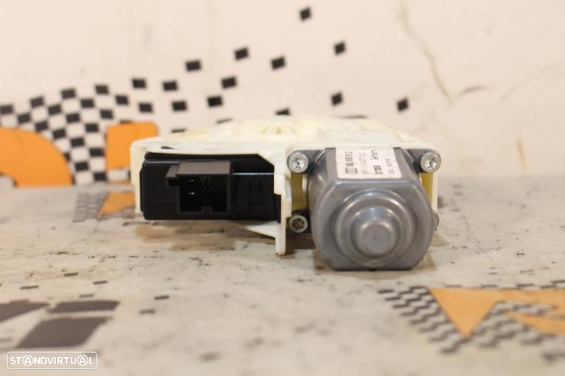 Motor Do Elevador De Vidro Traseiro Direito Audi A6 (4F2, C6)  8K09598 - 2