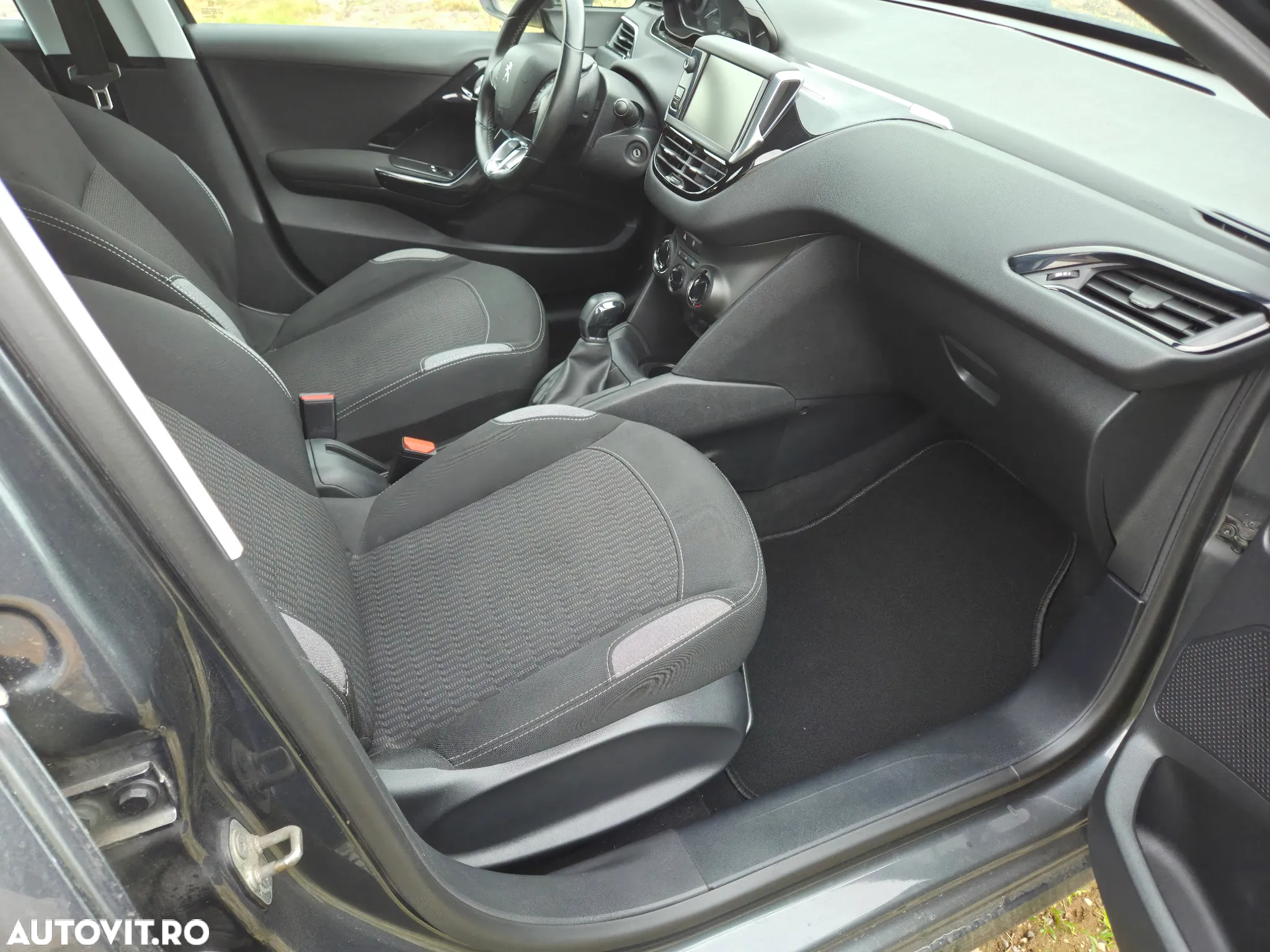 Peugeot 208 - 12