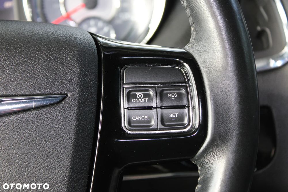 Chrysler Town & Country 3.6 Limited - 34