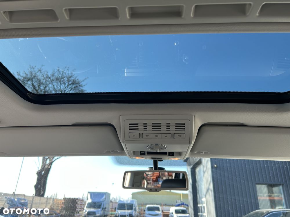 Volkswagen Multivan - 25