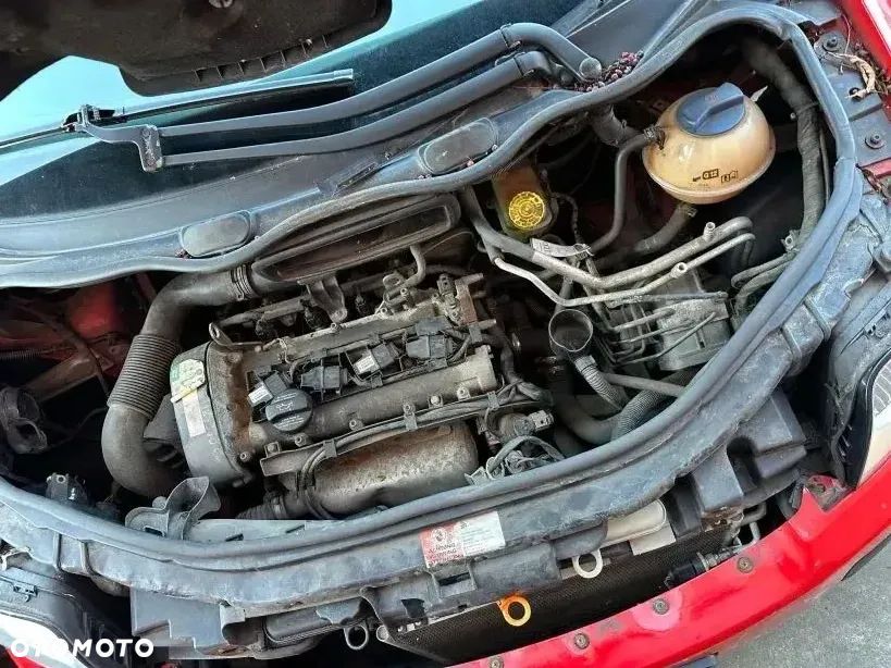 AUDI A2 8Z0 00-03 1.4 BENZYNA PRZEDLIFT PRZEPUSTNICA LZ3M - 1