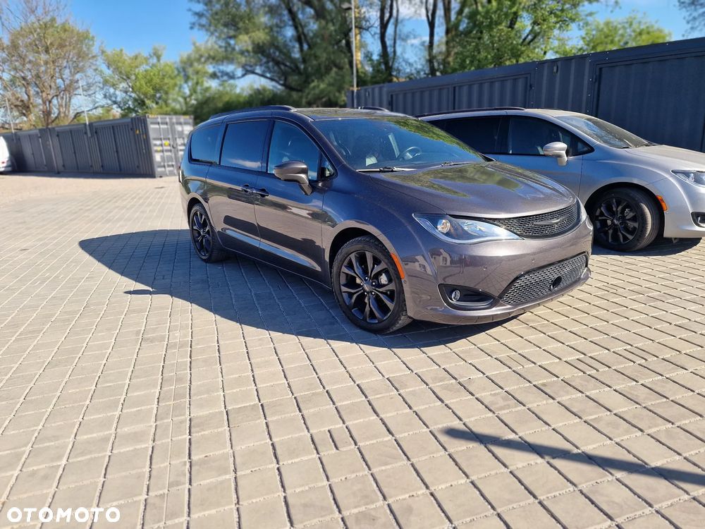 Chrysler Pacifica - 1