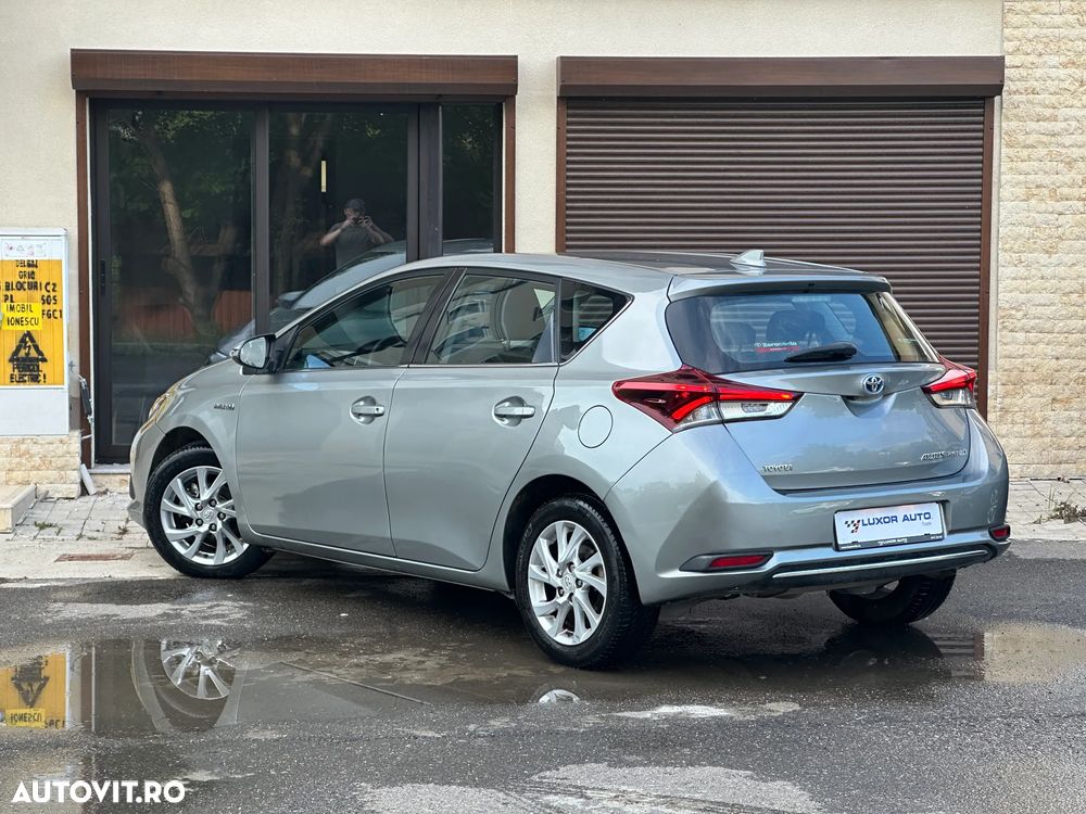 Toyota Auris 1.8 L VVT-i HSD Sol + - 7