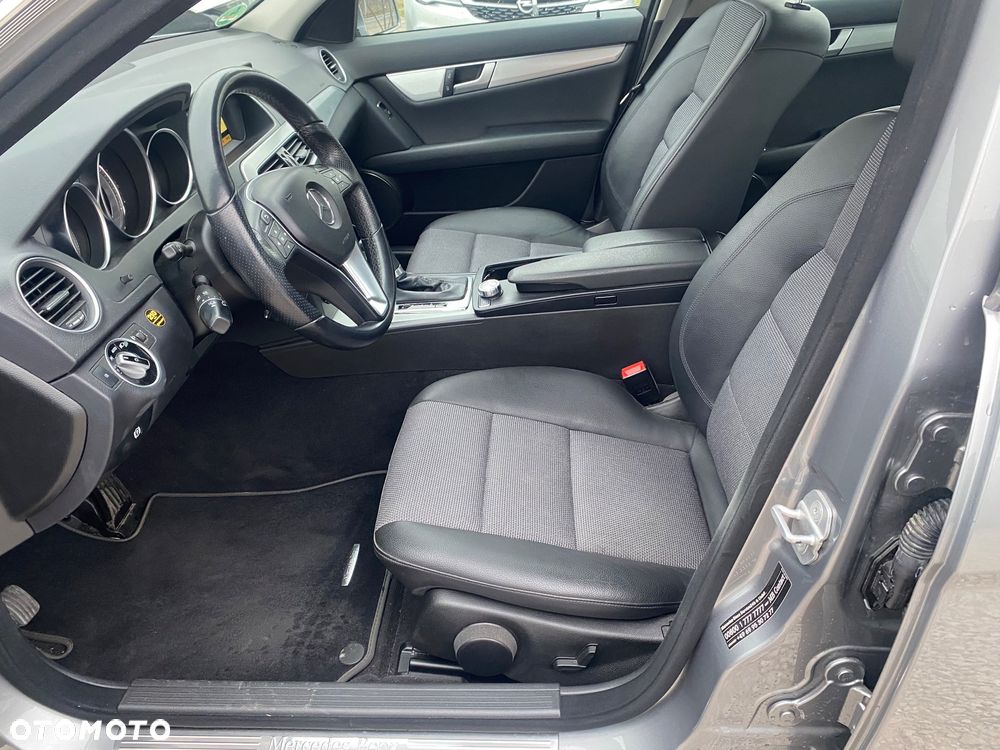 Mercedes-Benz Klasa C 180 CGI Automatik BlueEFFICIENCY Avantgarde - 23