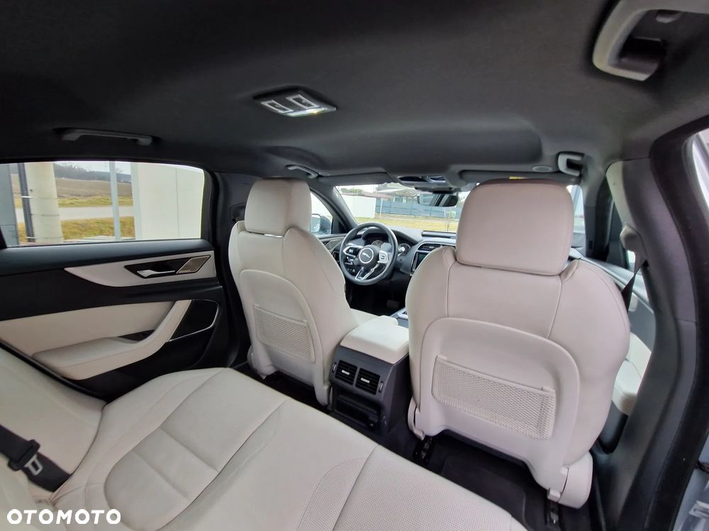 Jaguar XE 2.0 P300 AWD R-Dynamic SE - 17