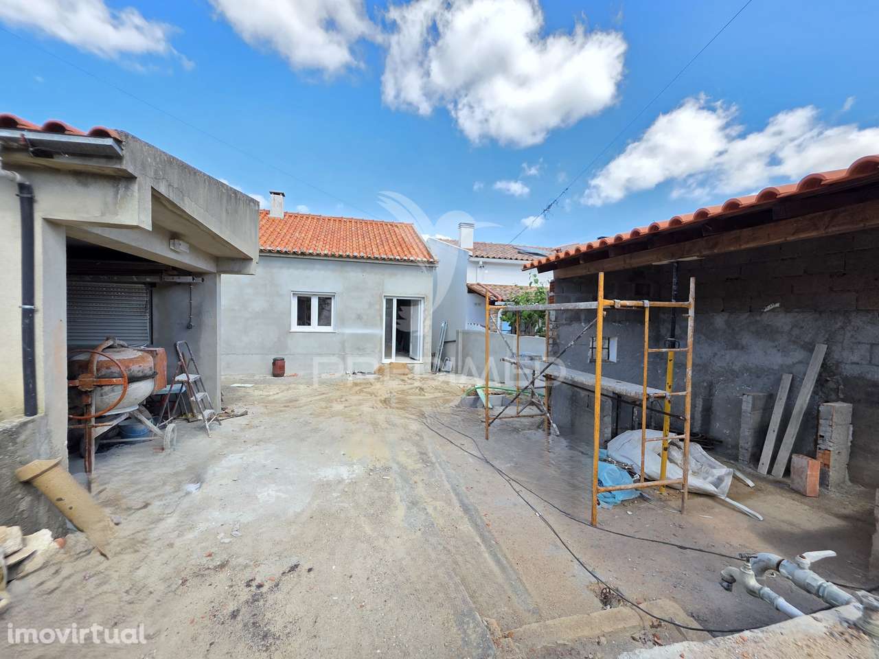 Moradia T3, em fase de Remodelação – Meia Via, Torres Novas - Grande imagem: 2/28