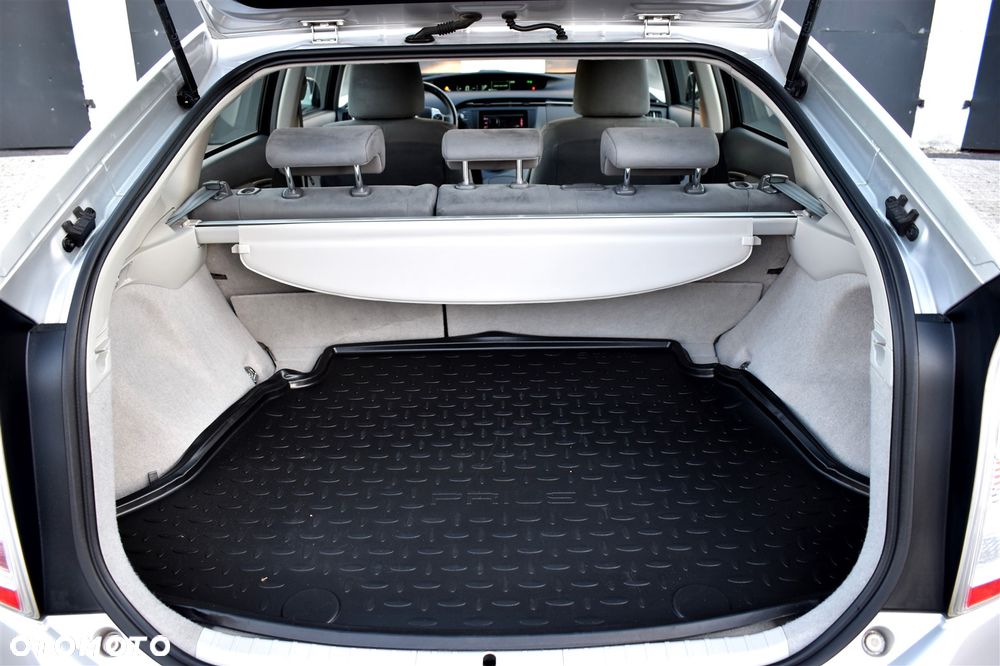 Toyota Prius (Hybrid) Executive - 16
