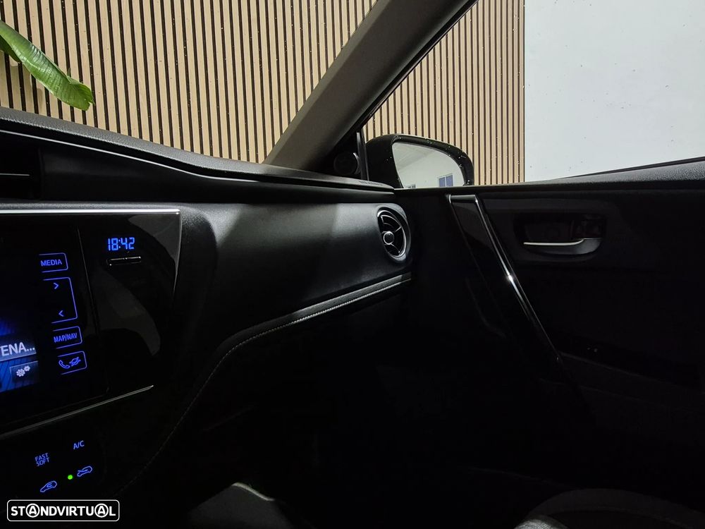 Toyota Auris Touring Sports 1.8 HSD Comfort +P.Techno+P.Sport - 12