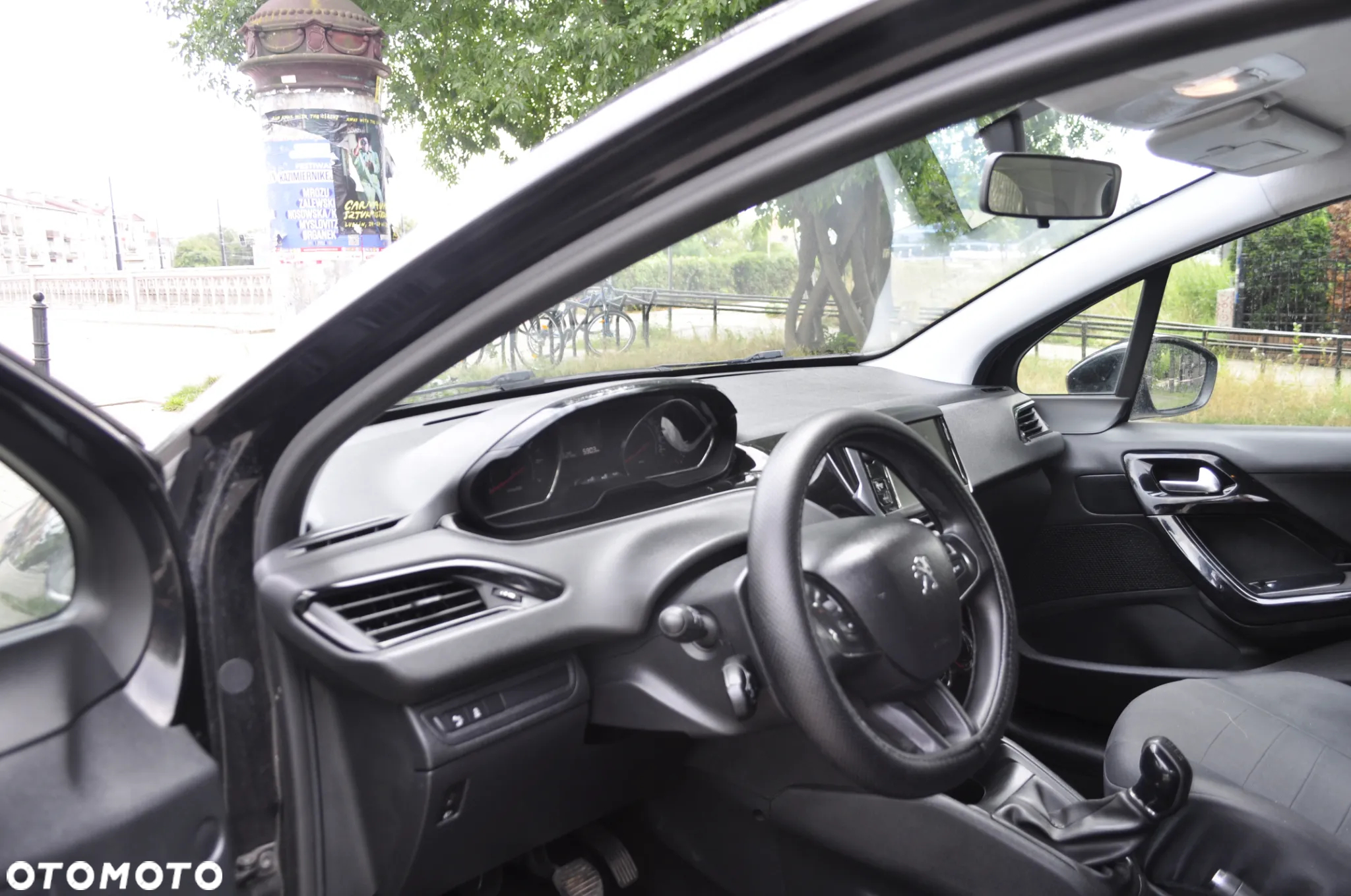 Peugeot 208 - 12