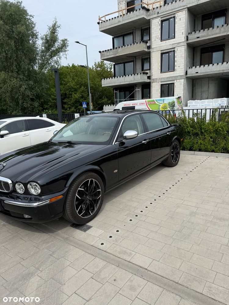 Jaguar XJ XJ8 4.2 LWB Executive - 2