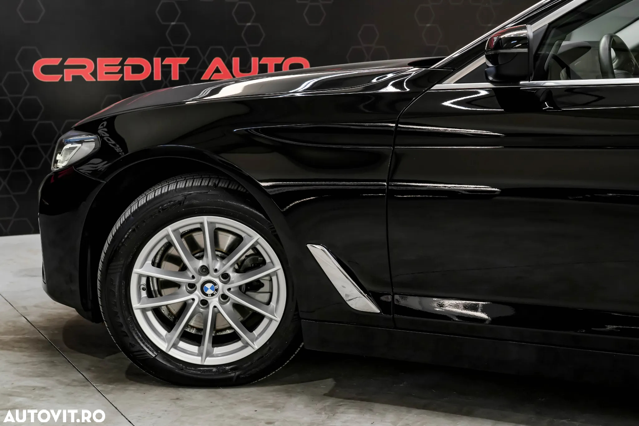 BMW Seria 5 520i Aut. Luxury Line - 32