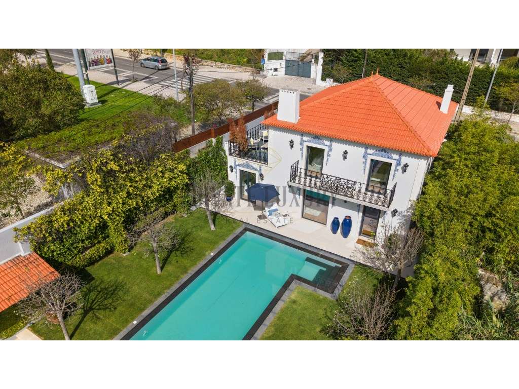 Moradia T4 Renovada em Cascais com Piscina, Jardim e Anexo - Grande imagem: 2/46