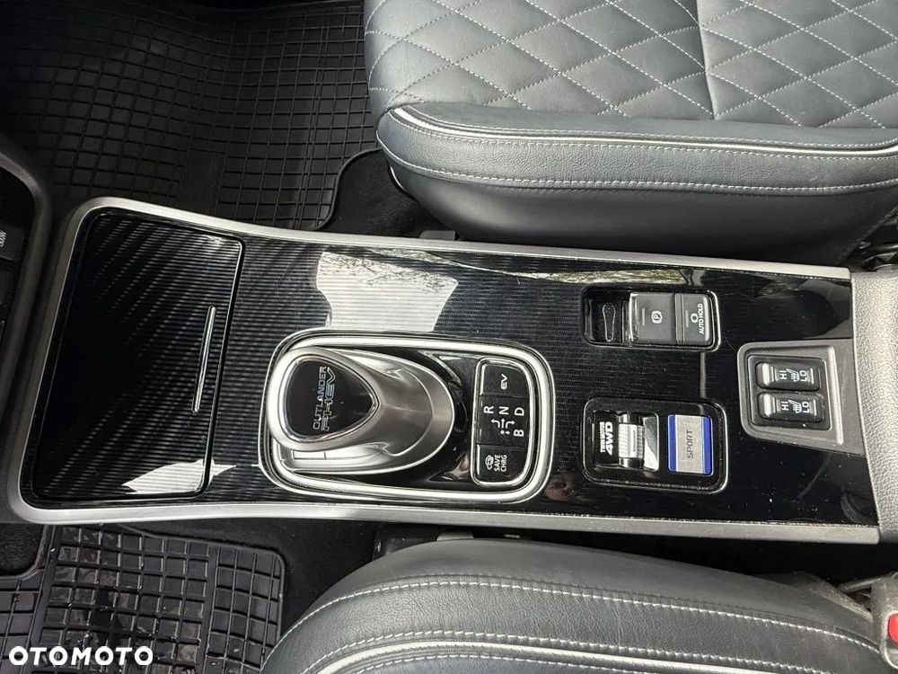 Mitsubishi Outlander - 11