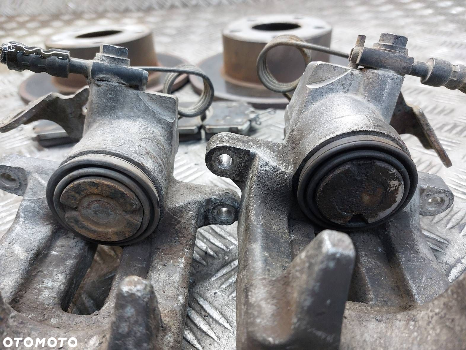 TARCZE HAMULCOWE TYŁ + KLOCKI + ZACISKI VOLKSWAGEN PASSAT B5 - 3