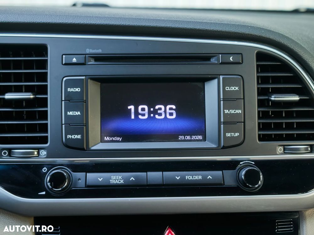 Hyundai Elantra - 24