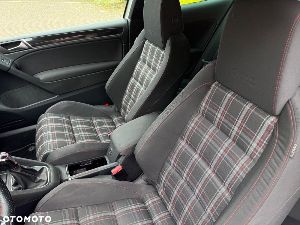 Volkswagen Golf 2.0 GTI adidas - 18