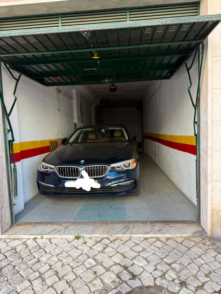 Garagem box + 3 lugares estacionamento com Saída à Rua - Massama Norte - Grande imagem: 2/7