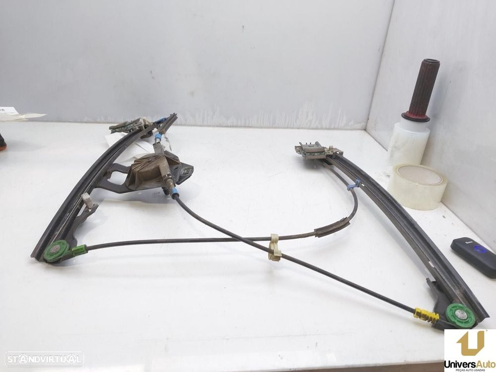 ELEVADOR DE VIDRO FRONTAL DIREITO VOLKSWAGEN GOLF III 1996 -1H08374028 - 1