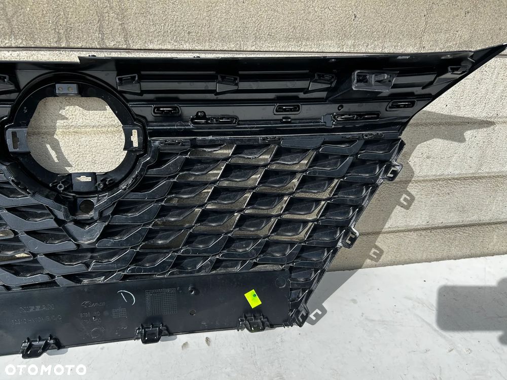 NISSAN QASHQAI III J12 LIFT 62310HN10A ATRAPA ZDERZAKA GRILL POD KAMERĘ ORYGINAŁ - 2