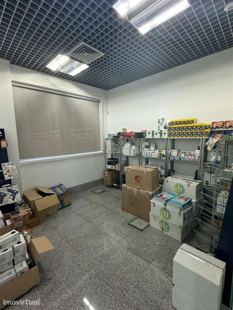 Loja Comercial com 154 m2 perto do Centro de Arcozelo - Grande imagem: 3/10