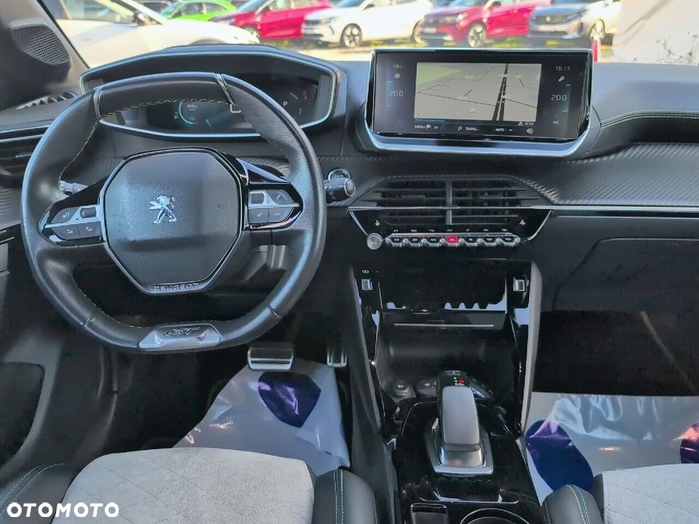 Peugeot 208 - 8