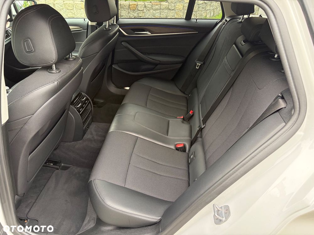BMW Seria 5 525d Sport-Aut Luxury Line - 22