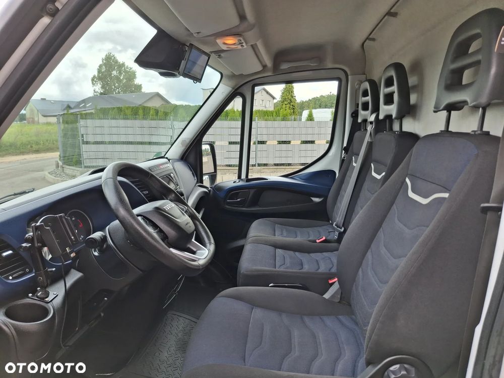 Iveco Daily 35S16 L4H2 Furgon VAN Blaszak Maxi Reflektory Full Led Euro 6 Skrzynia Biegów HI-MATIC 3 Miejsca Kamera Cofania Drzwi tylne Otwierane 270 Stopni Udźwig Haka 3500kg Radar Asystent Pasa Ruchu - 15