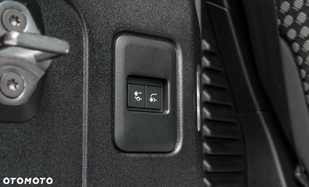 Land Rover Defender - 32