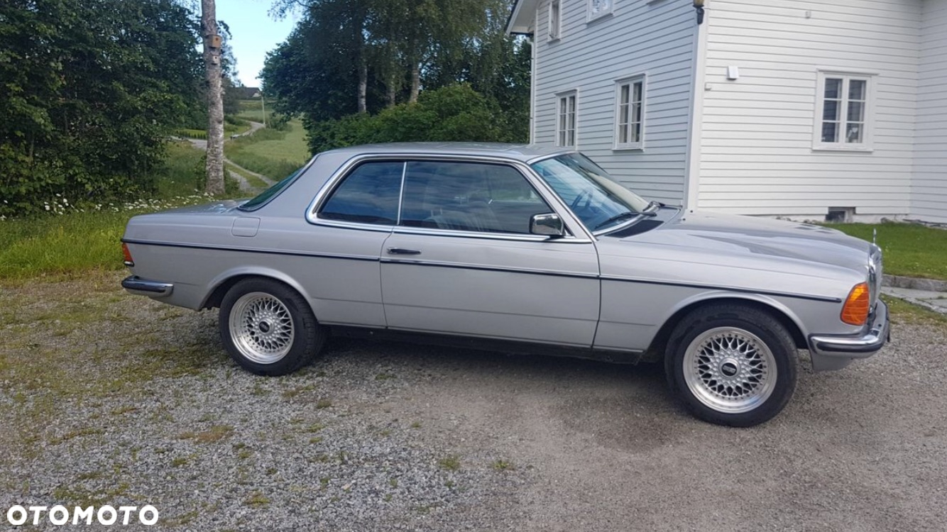 Mercedes-Benz W123 - 12