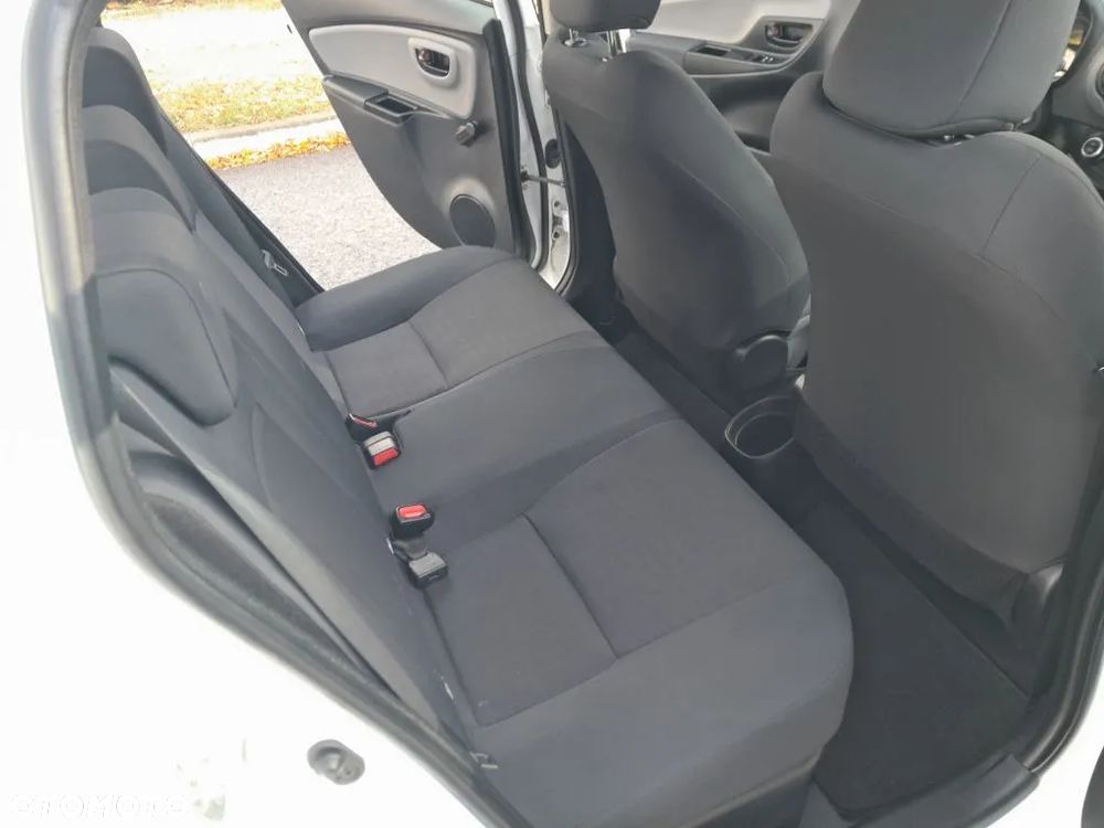 Toyota Yaris Hybrid 100 Active - 17