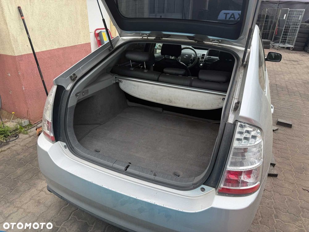 Toyota Prius - 4