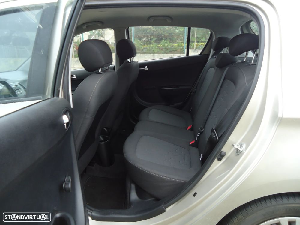 Hyundai i20 1.4 CRDI Comfort ESP - 8